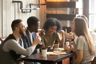 A group of friends_eating